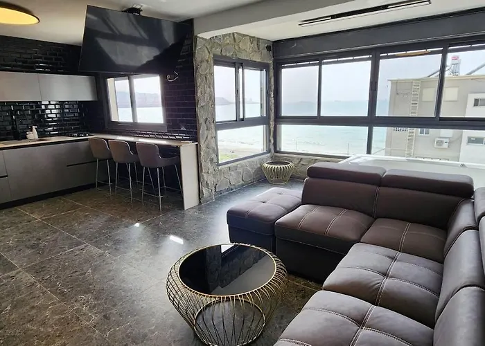 מבנים בים 75 Suites At Sea