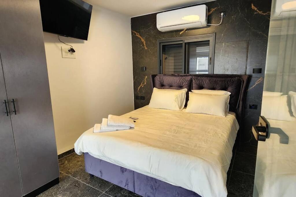 Apartment מבנים בים 75 At Sea Haifa